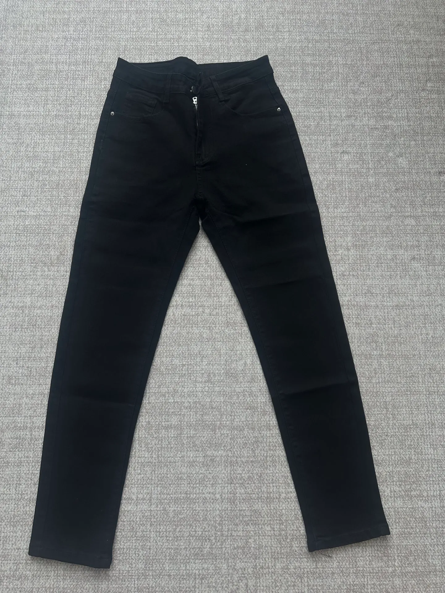 P176 Style No. Cc930 Chrome hearts Chrome hearts high street jeans Chrome hearts vibe style versatile jeans are the most popular high street style at the moment. Made of beaded canvas fabric, heavy washing makes the upper body of the fabric more textured. The pants are tall and straight! The three-dimensional cutting of the whole trousers is a masterpiece! The beaded canvas fabric is thick and soft after washing. It has good breathability. Customized small leather label. Unique design. The details are in place, simple and elegant, and the workmanship is exquisite. The entire trousers are neatly routed and the details are in place! It’s so cool. It’s a genderless trend that both men and women can easily control. Color: Picture color. Sizes M-XXL
